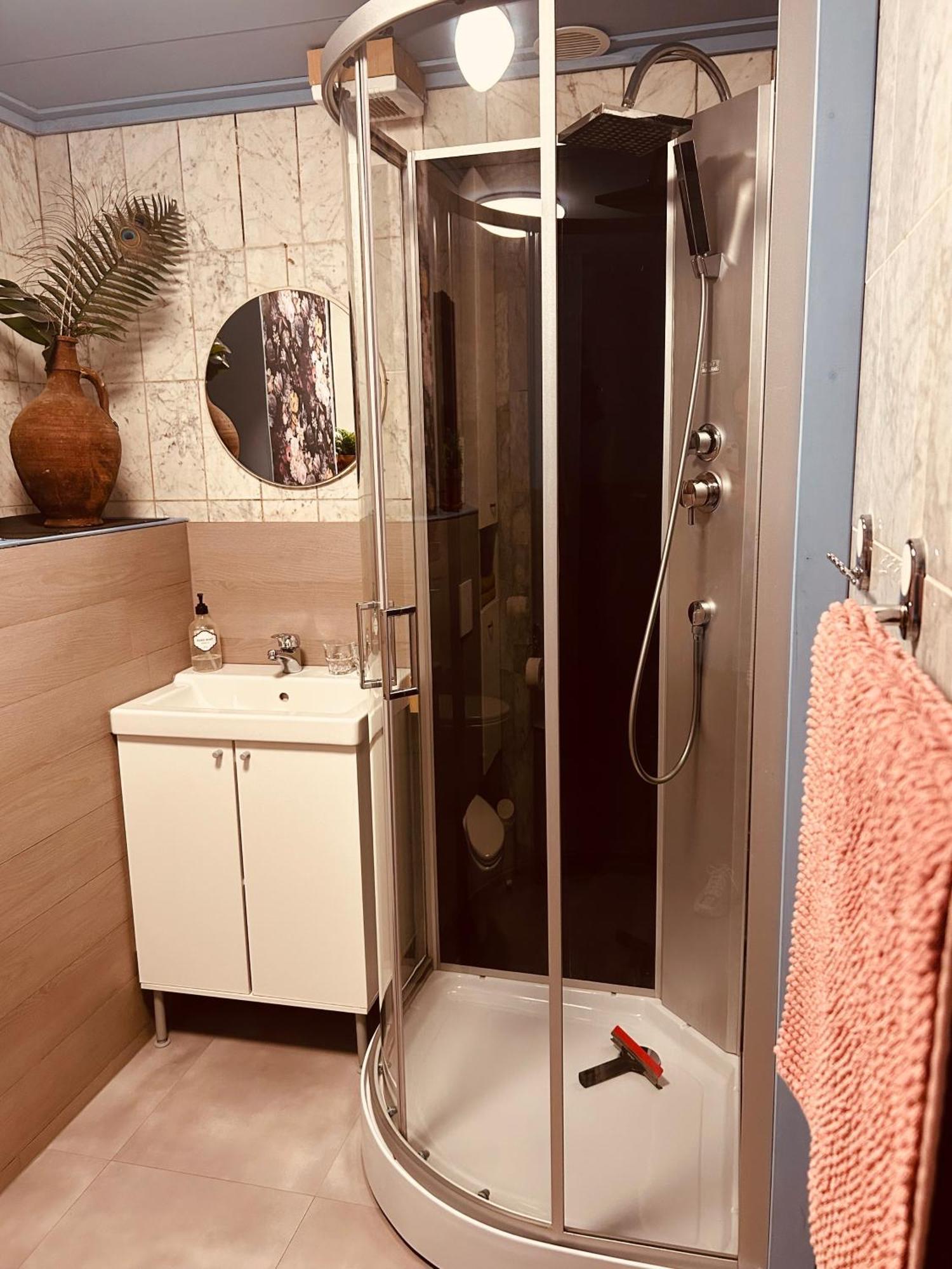 Slapen Bij Cafe De Concurrent Otel Vlissingen Dış mekan fotoğraf